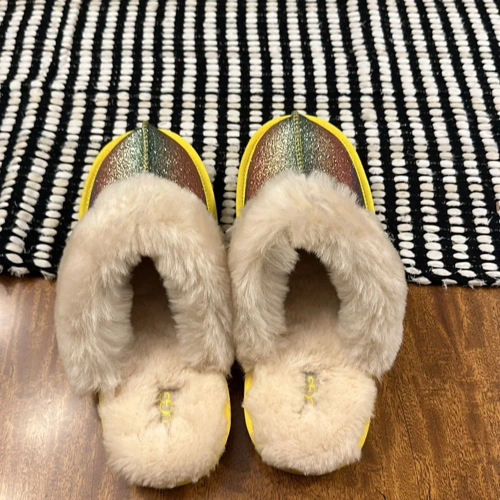 UGG GIRLS SIZE 6 RAINBOW COZY II GLITTER SLIP-ON SLIPPERS (TAYLOR SWIFT VIDES)
